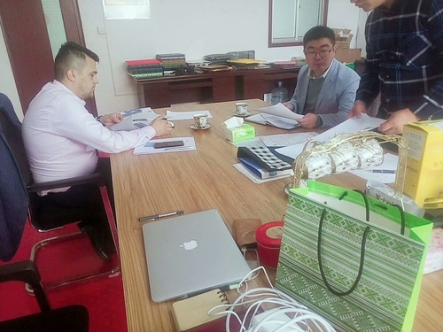 Latest company news about ลูกค้ายุโรปเยี่ยมโรงงานและเจรจาความร่วมมือ